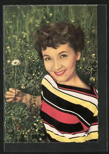 AK Schauspielerin Liselotte Pulver auf einer Blumenwiese