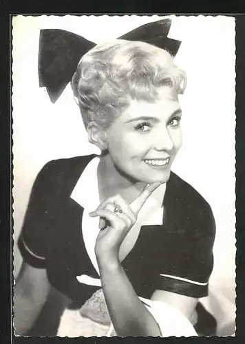 AK Schauspielerin Gardy Granass als süsse Kellnerin