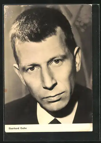 AK Schauspieler Eberhard Esche mit ernstem Blick