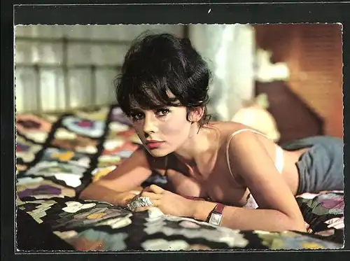 AK Schauspielerin Pascale Petit liegt in Unterwäsche auf einem Bett