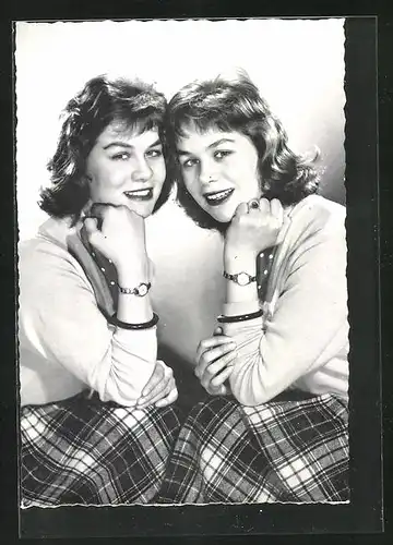 AK Schauspielerinnen Isa und Jutta Günther im Zwillingslook
