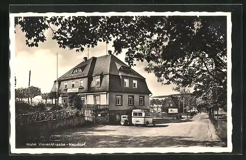 AK Neudorf i. Erzgeb., Hotel Vierenstrasse mit Autobus