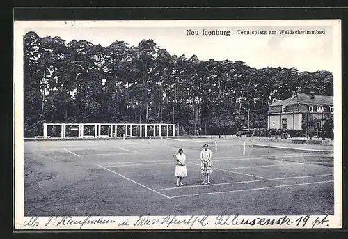 AK Neu Isenburg, Tennisplatz am Waldschwimmbad mit zwei Frauen