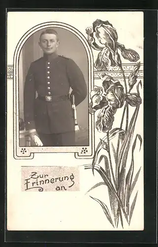 Foto-AK Soldat in Uniform mit Blumen, Passepartout, Uniformfoto