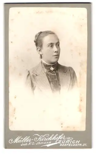 Fotografie Müller-Kirchhofer, Zürich, Seefeldstrasse 21, junge Dame mit Hochsteckfrisur und Brosche