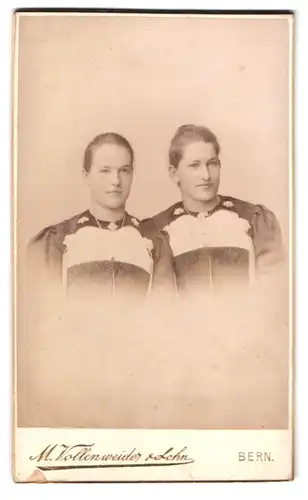 Fotografie M. Vollenweider & Sohn, Bern, Postgasse 68, zwei junge Frauen in adretten Kleidern