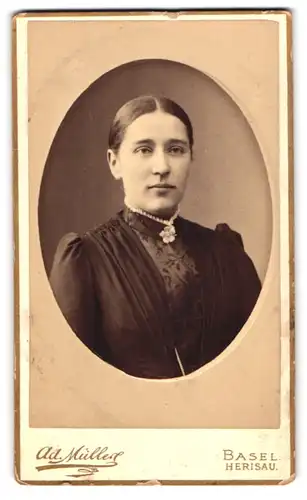 Fotografie Ad. Müllers, Basel, St. Clarastrasse 5, Portrait einer jungen Dame im schwarzen Kleid und Brosche