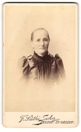 Fotografie F. Lüthi Sohn, Feldle-St. Gallen, Portrait gestandener Frau in zeitgenössischer Kleidung