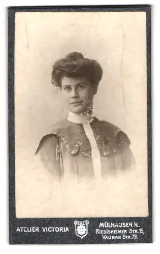 Fotografie Atcuer Victoria, Mülhausen, Riedisheimer Str. 15, Portrait junger Frau mit zeitgenössischer Frisur
