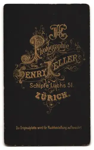 Fotografie Henry Keller, Zürich, Schipfe Luchs 51, gestandene Frau im Kleid mit hellen Knöpfen