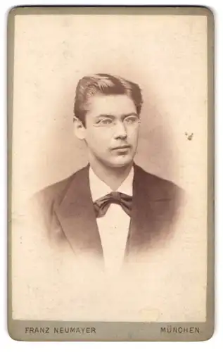 Fotografie Franz Neumayer, München, Neuhauserstr. 29, junger Mann im Anzug und Brille