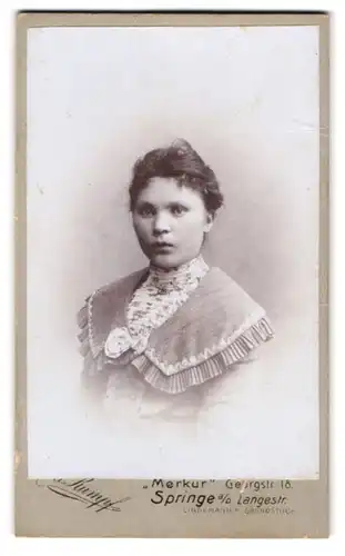 Fotografie Ed. Rumpf Photogr. Atelier, Springe /Deister, Georgstr. 18, Portrait bürgerlicher Frau in adretter Kleidung