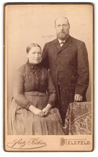 Fotografie Fritz Küken, Bielefeld, Neumarkt 20, bürgerliches Ehepaar in adretter Kleidung