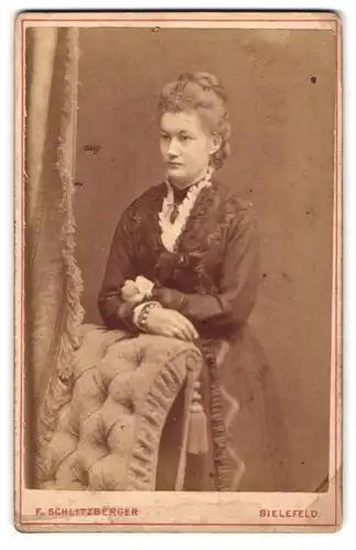 Fotografie F. Schlitzberger, Bielefeld, Obern-Str. 45, junge Dame stützt sich auf Stuhllehne ab