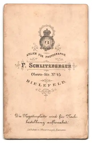 Fotografie F. Schlitzberger, Bielefeld, Obern-Str. 45, junge Dame stützt sich auf Stuhllehne ab