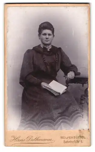 Fotografie Hans Dethmann, Wolfenbüttel, Bahnhofstr. 1, bürgerliche Frau mit Buch in der Hand