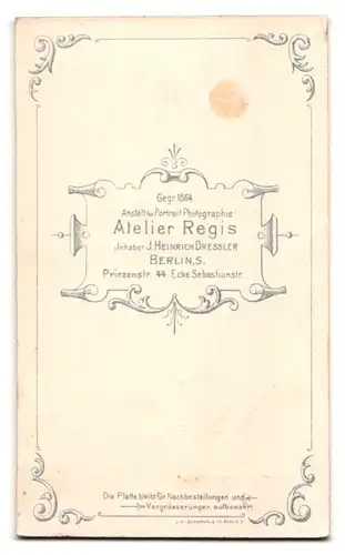 Fotografie Atelier Regis, Berlin, S. Prinzenstr. 44, junger Mann mit Hut und gestreifter Fliege