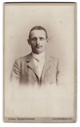 Fotografie Carl Hannemann, Luckenwalde, Trebbinerstr. 6, Portrait eines Mannes mit Schnauzer und Krawatte