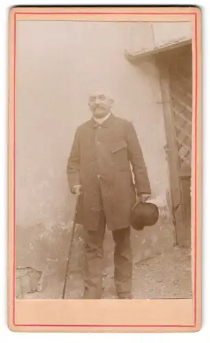 Fotografie unbekannter Fotograf und Ort, gestandener Mann mit Gehstock und Hut