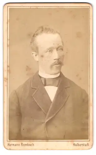 Fotografie Hermann Bombach, Halberstadt, Schmiede Strasse 22, bürgerlicher Mann mit Schnauzer