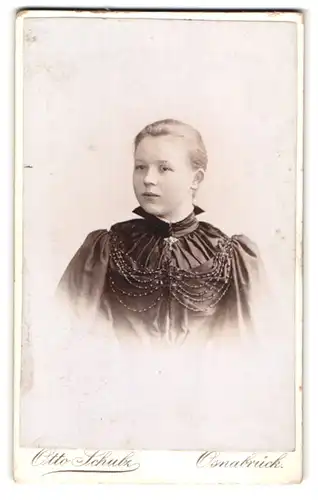 Fotografie Otto Schulz, Osnabrück, Domhof 4a, junge Frau im mit Perlen besetztem Kleid und Brosche