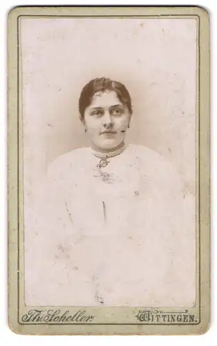 Fotografie Th. Scheller, Wittingen, Portrait junger Dame im weissem Kleid und Perlenkette