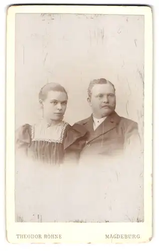 Fotografie Theodor Röhne, Magdeburg, Ullrichstrasse 18, Portrait eines Ehepaars in adretter Kleidung