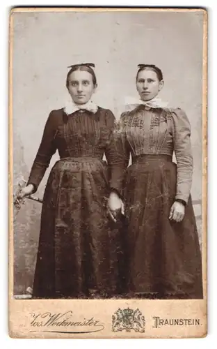 Fotografie Jos. Werkmeister, Traunstein, Ludwigstrasse 14, zwei junge Damen in zeitgenössischer Kleidung