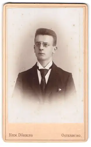 Fotografie Hrm. Döhring, Osterburg, Portrait eines jungen Mannes mit Brille