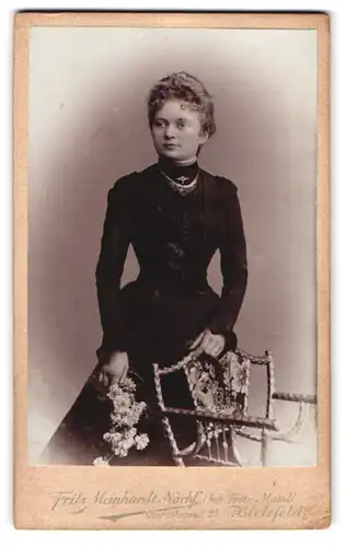 Fotografie Fritz Meinhardt Nachf., Bielefeld, Obernthorwall 25, junge Dame mit silber Kette und Blumenstrauss