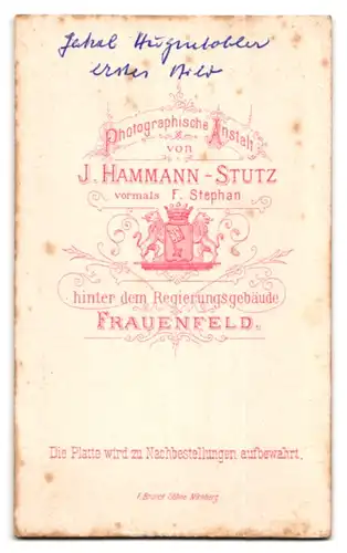 Fotografie J. Hammann-Stutz, Frauenfeld, kleines Mädchen in adretter Kleidung auf Stuhl