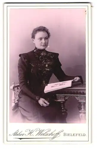 Fotografie H. Welschoff, Bielefeld, Göbenstrasse 26, Portrait, Junge Frau mit gelangweiltem Blick