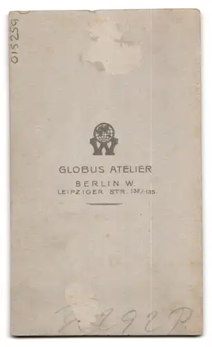 Fotografie Globus Atelier, Berlin, Leipziger Strasse 132 /135, Portrait, Junges Paar adrett gekleidet