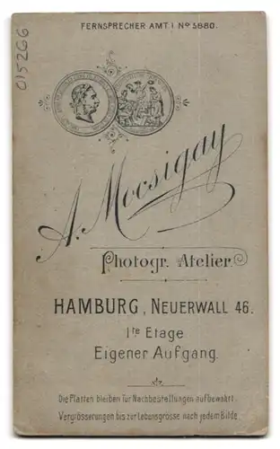 Fotografie A. Mocsigay, Hamburg, Neuerwall 46, Portrait, Junge Dame am Gartenzaun