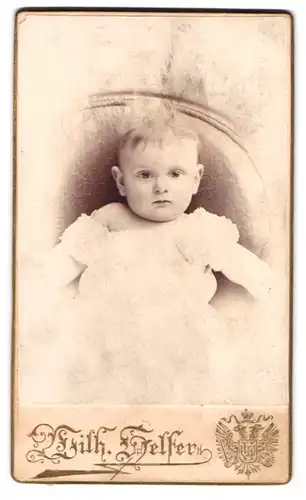 Fotografie Wilh. Helfer, Wien, Mariahilferstrasse 89, Portrait, Nahaufnahme eines Neugeborenen 1890