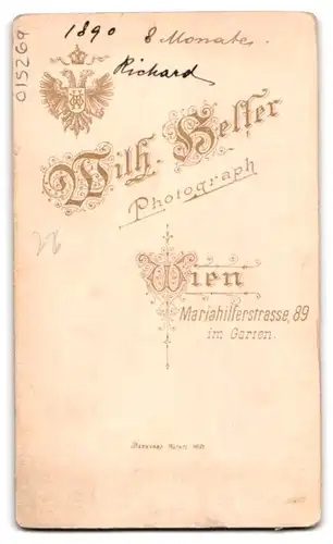 Fotografie Wilh. Helfer, Wien, Mariahilferstrasse 89, Portrait, Nahaufnahme eines Neugeborenen 1890