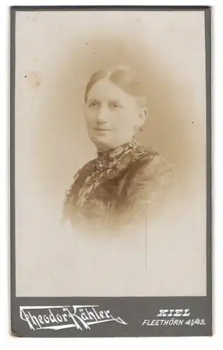 Fotografie Theodor Kähler, Kiel, Fleethörn 41 /41, Portrait, Frau mit Mittelscheitel