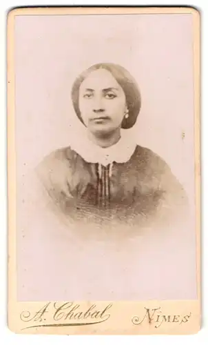 Fotografie A. Chabal, Nimes, Rue Antonin 1, Portrait, Dunkelhäutige Frau mit gelangweiltem Blick