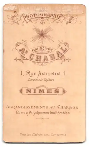 Fotografie A. Chabal, Nimes, Rue Antonin 1, Portrait, Dunkelhäutige Frau mit gelangweiltem Blick