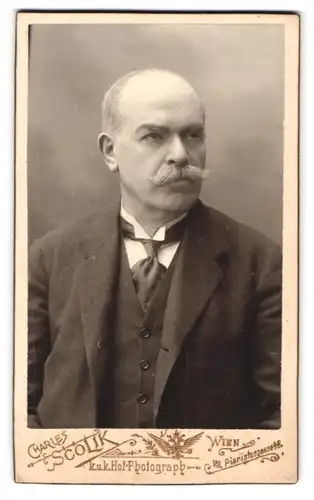 Fotografie Charles Scolik, Wien, Piaristengasse 48, Portrait, Mann mit grauem Moustache