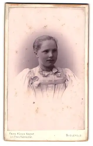 Fotografie Fritz Küken Nachf., Bielefeld, Junges Mädchen in hellem Rüschenkleid