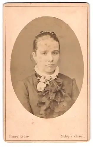 Fotografie Henry Keller, Zürich, Schipfe Luchs 51, Portrait, Kleines Mädchen mit traurigem Blick