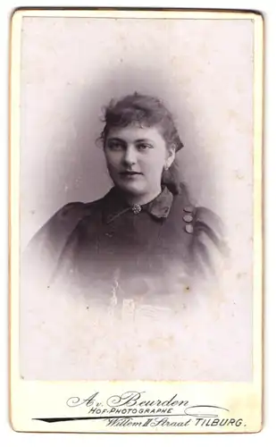 Fotografie A. v. Beurden, Tilburg, Willem II. Straat, Portrait, Mädchen mit imposanten Ohrringen