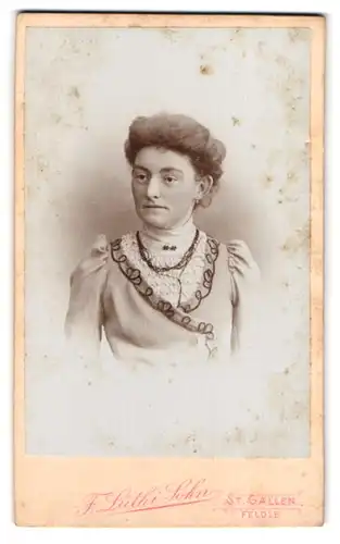 Fotografie F. Lüthi Sohn, St. Gallen, Portrait, Dünne Dame mit tristem Blick