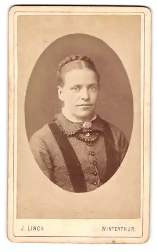 Fotografie J. Linck, Winterthur, Portrait, Mädchen mit geflochtener Hochsteckfrisur