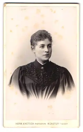 Fotografie Herm. Knetsch, Münster, Bahnhofstrasse, Portrait, Junge Dame mit strengem Blick