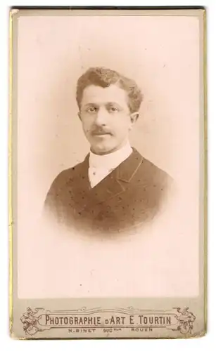 Fotografie E. Tourtin, Rouen, 3 Rue Bouquet, Portrait, Junger Mann mit Oberlippenbart