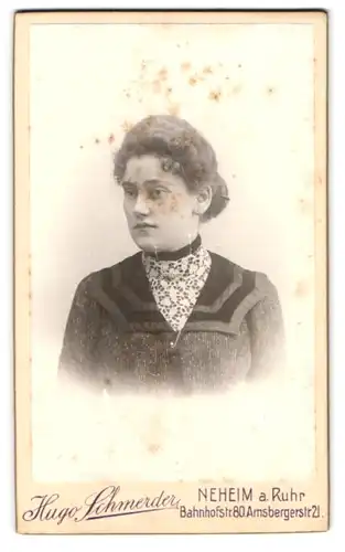 Fotografie Hugo Schmerder, Neheim, Bahnhofstrasse 80, Portrait, Hübsche dame mit Rüschenkragen