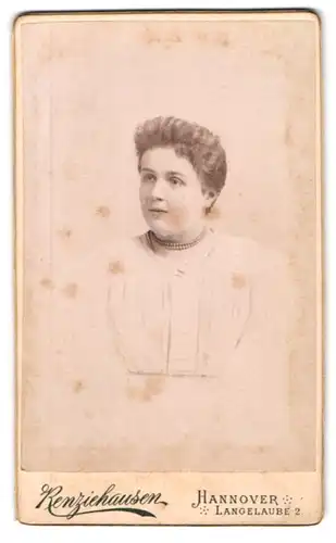 Fotografie Fr. Renziehausen, Hannover, Langelaube 2, Portrait, Mädchen mit eng anliegender Perlenhalskette