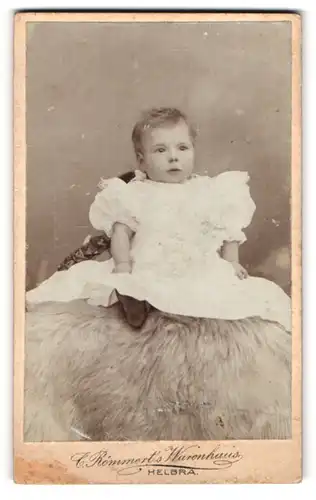 Fotografie C. Römmert`s Warenhaus, Helbra, Portrait, Kleines Mädchen in weissem Kleid